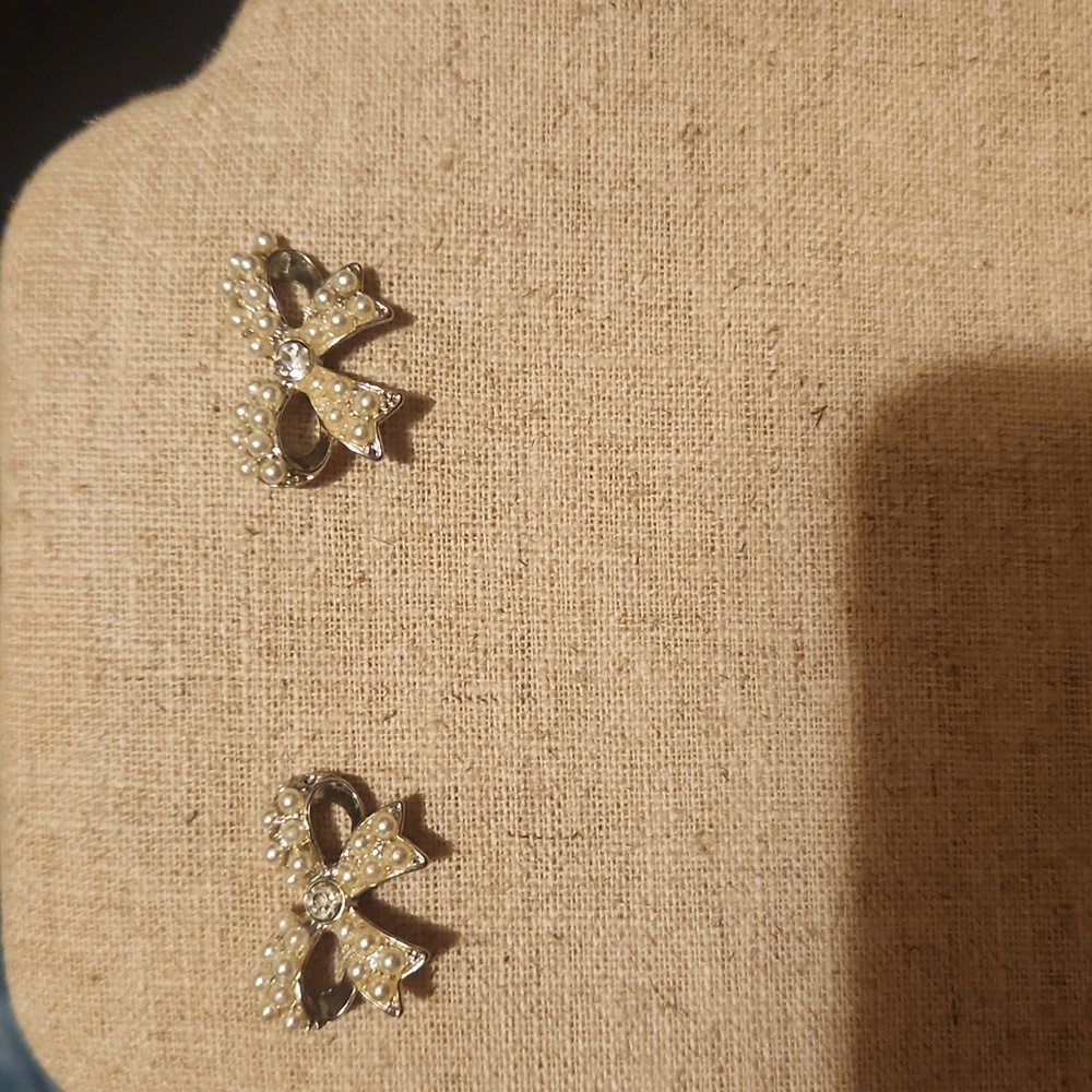 💍 ** BUY ONE GET ONE FREE ** Silver toned bow earrings